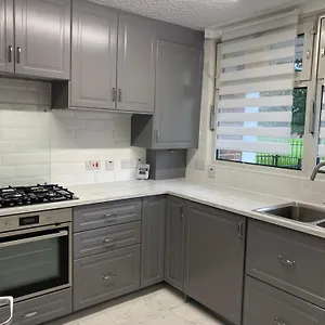 Luxury 3 Bedroom Flat With Garden London